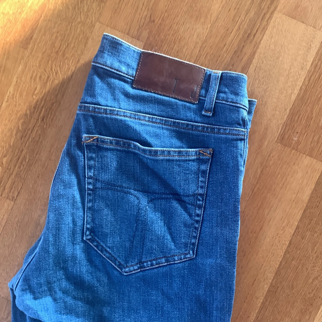 Blåa tigerofsweden jeans i storlek 31/32 - 91