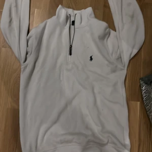 Jag säljer nu min äkta polo half zip jätte bra skick  - Skön bra 