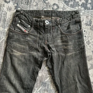 Vintage -90tal -00tal Diesel jeans låg midja trendiga  - Som rubrik lyder, säljes i befintligt skick! Bra bruksskick med tanke på att de är ett par äldre byxor. Dock ett litet hål bak syns på bild. Är lätt fixat hos en sömmerska!  Ben innermått 85cm  Total längd uppe ifrån och ner 103cm Midjemått 76cm  