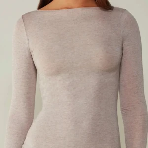 Intimissimi - INTRESSE KOLL!💞💞 Gör intresse koll på min intimissimi tröja, inte använd så mycket då jag tycket den är lite stor men blivit ett hål på den. Skriv privat för bild mera på den!❤️