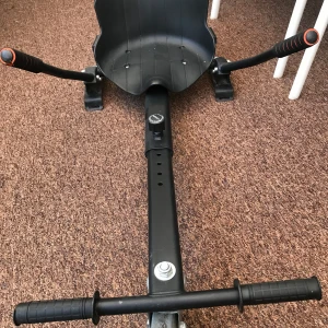 Hoverboard och go-cart - Säljer en hoverboard med en go cart till. Ny pris: hoverboard: 1200kr go cart: 600kr om du vill köpa något separat är det 400kr. Har nåra skrapor på hoverboarden. Laddare följer med! Kan skickas och mötas upp (i Gävle). Köparen står för frakten