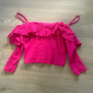 Croptop zara  - Snygg rosa croptop med volangdetaljer från zara 