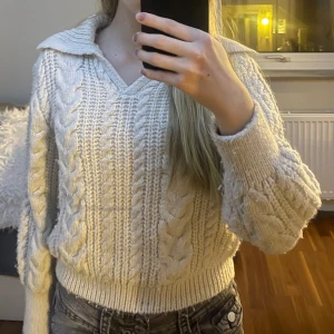 Stickad tröja - Tröjan är från Gina Tricot i bra skick. Jag säljer den för att den är för liten. Den har en nacke som går att vika ner och så är den v-ringad. Priset kan diskuteras och hör av er om ni vill ha mer bilder. 