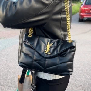 Helt ny ysl loulou puffer - Ej äkta men extremt bra. Ser ingen skillnad alls på denna o min. Mjukt läder. 29cm! Frakt tillkommer, tar emot bud!