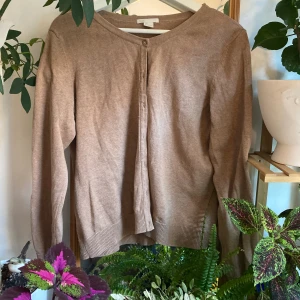 Koftor - Jättefina 100% bomulls koftor. Är använda men syns inte överhuvudtaget💓Köp både den beiga och den blå för 160kr, eller 90kr/styck💗💗 Skriv privat vid ytterligare funderingar eller frågor.💗