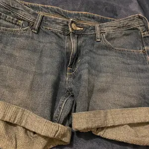 Helt vanliga lågmidjade jeans shorts. Vet inte hur använda dom är då jag köpte dom second hand förra sommaren, men jag har bara använt dom några fåtal gånger.