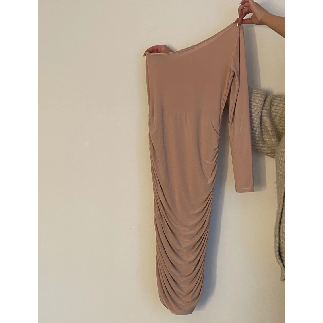 Klänning med axelband  - 90