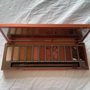 Urban decay ögonpalette oanvänd  - Tyvärr några har gått sönder. Oanvänd! Därav priset 250kr