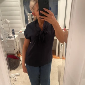 Blå knytblus - Fin knytblus som knappt är använd♥️