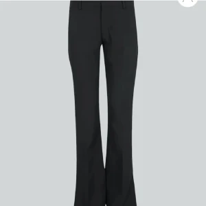 snygga kostymbyxor  - säljer de svarta trendiga kostymbyxorna från Bikbok. modell Vera med slits i storlek 34. fint skick då jag inte kunnat använda de då de är för små💗💗 skriv för frågor💞