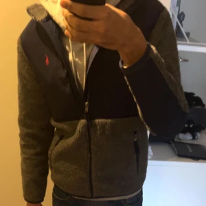 Ralph lauren jacka - Perfekt till kalla sommardagar men även till vår/höst eller afterski🤩 skick 10/10(köpt för 1899 i januari 2024) Hör av dig vid intresse eller deals!(priset är ej hugget i sten)