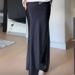 Low waist kjol - Lågmidjat satin kjol från hm, endast använd 1 gång!