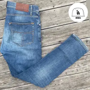 Slim fit jeans i nyskick från tiger of sweden. Snygg färg som passar bra i sommar! Modellen är ca 180. Kontakta mig för fler frågor eller funderingar!