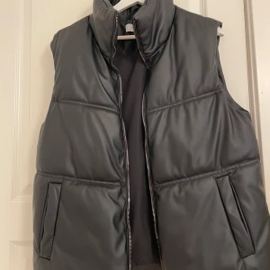 Väst  - Säljs eftersom att den inte används. Använd fåtal gånger och i väldigt bra skick. Pris kan diskuteras 