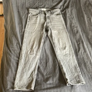 Jack and Jones jeans  - Tjena! Säljer mina feta Jack and Jones jeans👖säljer dom för att dom inte passar min stil direkt🤑 Dom passar en som är typ 177 det finns inga täcken på begagnat. Köpte dom för typ 600kr tror jag. Priset är inte fast💸🤑 så skriv för mer frågor🫡
