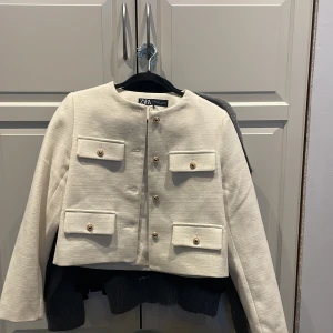 Kavaj - Köpt på zara. Stl. S. Krämvit. Använd 1 gång