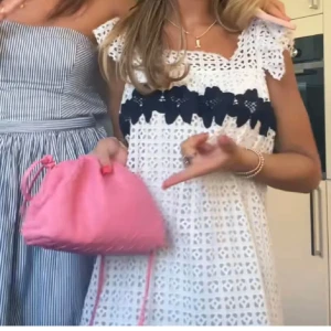 zara klänning - säljer denna underbara sommarklänning🌸🌸bilderna är lånade från tjejen jag köpte den av på plick, skick enligt bilderna. pris är inte diskuterbart då den är väldigt eftertraktad, tryck på köp nu!!💓💓