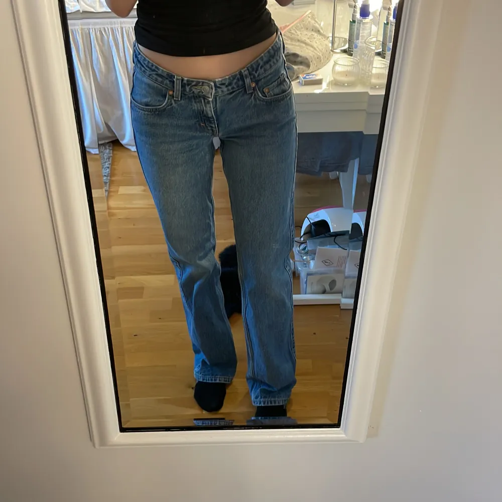 Säljer dessa lågmidjade jeans från Weekday då jag aldrig använder dom❣️är 168 och de är lite långa på mig❣️. Jeans & Byxor.