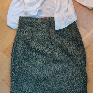 Grön kjol - Jättevacker grön kjol 💚 passar mig som är 36 och 156 cm, frakt ingår 💟💟