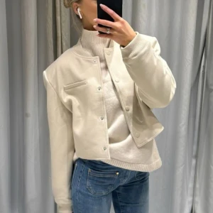 Jacka - Kort jacka med axelvaddar (första bilden är samma fast i beige)😍 Prislappen kvar!! Perfekt nu i sommar och höst