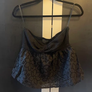 Svart bandeautopp  - Aldrig använd, lapparna sitter kvar. Svart i storlek M 