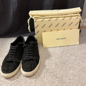 Arigato skor - ett par feta arigato skor som är använda sparsamt. box och dustbag kommer med, är köpta från arigatos hemsida! Tveka inte på att fråga om ni undrar något.