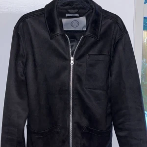 Mocka jacka/overshirt - Säljer nu denna snygga mocka jacka. Använd men i väldigt bra skick. Det finns en  jätteliten smutsfläck på vänster arm men syns inte om man inte vet att den finns. Den är i storlek S men sitter som en M så passar båda två.