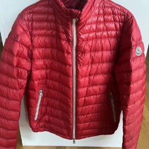 Moncler Daniel - Säljer nu min Moncler Daniel jacka i storlek 2 passar s/m och är i dunder skicka. Äktighetsbevis finns. Bara att ställa frågor🙌
