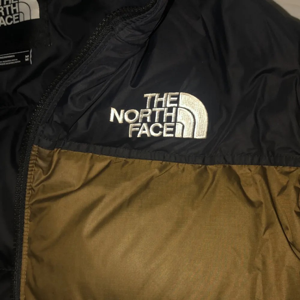 Säljer min North Face jackan varm och skönt . Inga defekter.. Jackor.