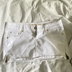 Vintage jeanskjol - Vintage Guess kjol som jag säljer då den inte passar ❤️storlek S Pris kan diskuteras ❤️