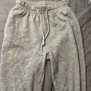 Gråa mjukis byxor från Gina tricot - Storlek xxs, bra skick 