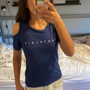 Mörkblå topp - Mörkblå topp med texten ”nostalgia” på❤️  Använts ett par gånger Inga hål/fläckar  Bra skick❤️ Skriv vid eventuella frågor❤️