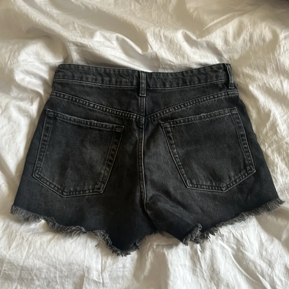 Säljer ett par mörkgråa jeans shorts från Zara. Dem är köpta från förra säsongen så att dem går inte att köpa på hemsidan. Dem är i storlek 36 och i är väldigt bra skick då dem inte är så använda. . Shorts.