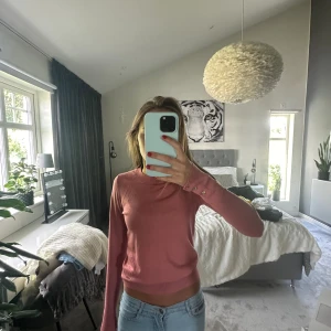 Stickad tröja - Snygg rosa stickad tröja💛