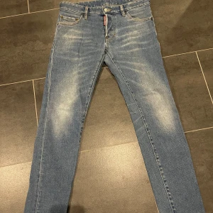 Dsquared2 jeans  - Hej jag säljer mina fina jeans, perfekt och sköna att ha till alla väder, det är lite slim. Pris kan diskuteras vid snabb affär🤝 Skick 10/10