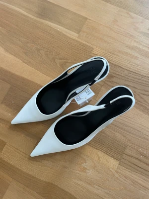 Oanvända slingbacks från h&m - Helt oanvända. Från h&m. Storlek 38.