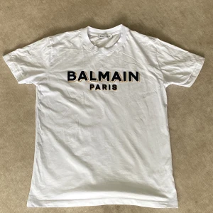 Balmain Paris t-shirt - Säljer min balmain Paris t-shirt eftersom att den inte passar mig. Den är ny och helt oanvänd bara testad. Pris kan diskuteras vid snabbaffär.