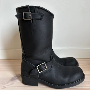Johnny Bulls Mid Boot, 39 - Mid Boot, Johnny Bulls Storlek 39 Svarta med silverfärgade spännen   Inköpta 2023 och använda en halv vintersäsong. Alltså i väldigt bra skick! Säljes pga fel storlek.   Nypris 1300:-