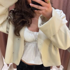 Gina Tricot jacka  - Jättefin beige tygtacka från Gina tricot, perfekt till sommaren🤩tyvärr har den några små svarta fläckar på ärmarna. Originalpris: 499kr