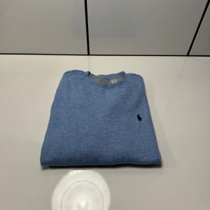Ralph Lauren - Ralph Lauren tröja i ljusblå färg. Tröjan är inprincip ny, använd fåtal gånger. Hör av er vid minsta fundering! 😁
