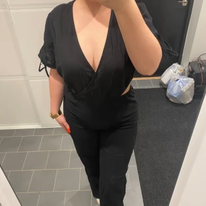 Byxdress oanvänd h&m - Oanvänd byxdress från h&m i storlek M I ett typ av linne material Helt oanvänded prislapp kvar