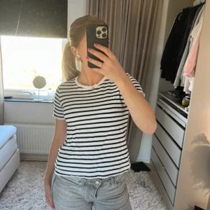 T-shirt - Randig t-shirt från Zara i mycket fint skick 