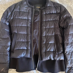 Maje jacka - Super söt svart vår/höst jacka från maje med volang nertill, storlek 36. Pris kan diskuteras! Kan mötas i sthlm eller frakta💕