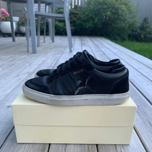 Svarta sneakers - Säljer ett par fräscha Arigatos som inte passar mig. Storlek 39. En gul Axel Arigato påse ingår och original skolåda. Skriv om det finns frågor eller om fler bilder önskas!