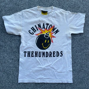 Market X The Hundreds T-shirt - Chinatown market x The Hundreds Smiley Bomb t-shirt. Riktig fet. Använt skick. Storlek: S.  Hör av er vid eventuella frågor!!