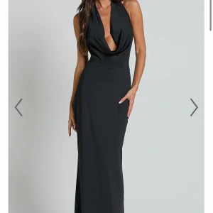 balklänning/långklänning  - Säljer nu min balklänning från showpo i storlek 36! Endast använd en gång. Kostade runt 1400 med frakt o allt inräknat. Skriv för bättre bilder (öppen rygg och uppsydd o skulle säga att den passar nån runt 165 men skriv för mer exakta mått)