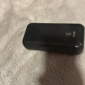 Powerbank. Sign. En ny sån kostar 450 så jag tycker 200 är bra pris men priset kan diskuteras. - Knappt använd. Lite repor tappa den i trappan en gång men allt funkar som det ska.