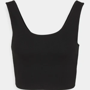 Svart Tank/linne - Svart tank/linne från Ginatricot i gott skick storlek M