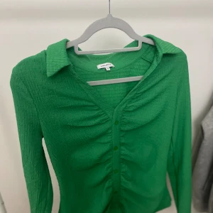 Din grön blus - Inte använd, Storlek M