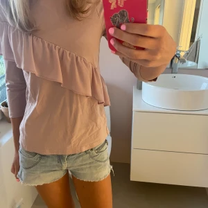 Tröja med volang  - Den är som ny. Har inte koll på märket riktigt men kan kolla vad de heter om någon vill veta.💕